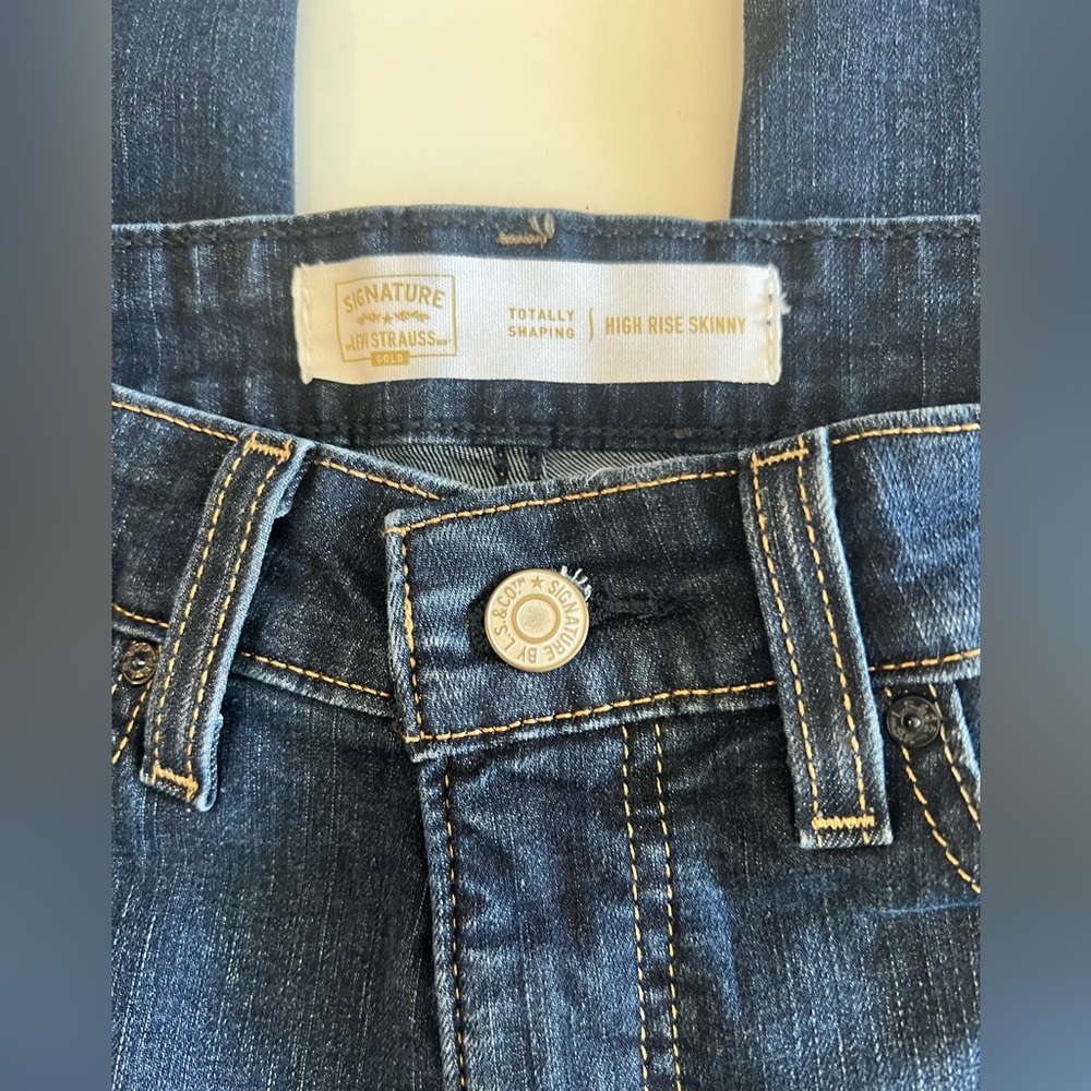 Levi’s High Rise Skinny - Picture 4 of 4